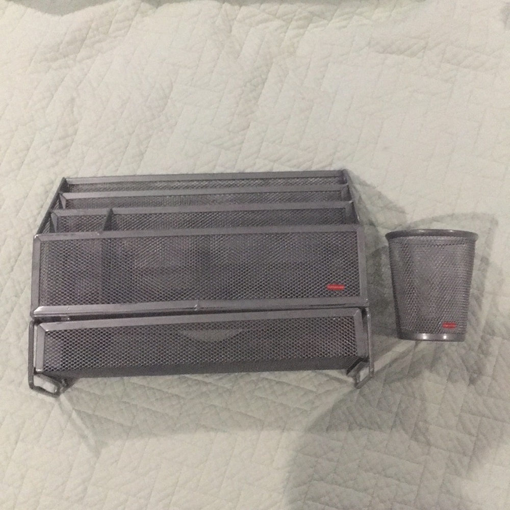 Rubbermaid desk organizer with matching pencil cup